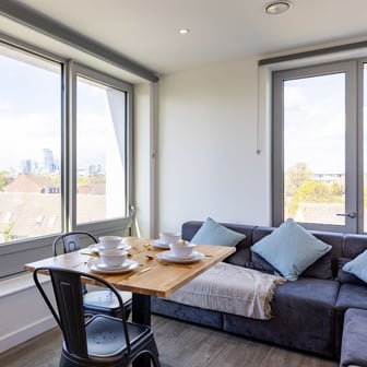 Gold En Suite - Image 9